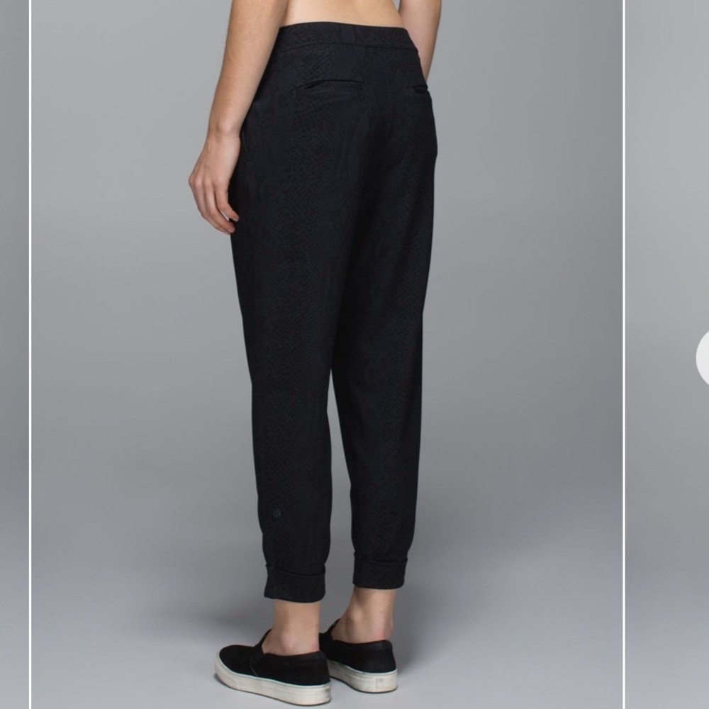 Lululemon EUC women's 12 Jet Crop Desert Snake Deep Coal Black Loose Fit Pants - Picture 2 of 8